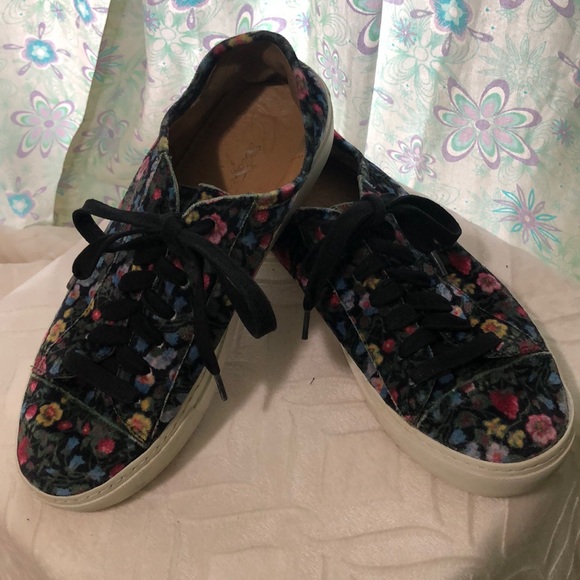 Velvety Floral Sneakers Sz 8 - Picture 2 of 9